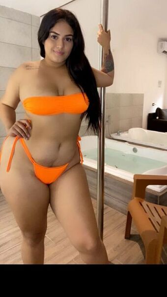 Mayra2005 Голі Зливи OnlyFans Фото 22