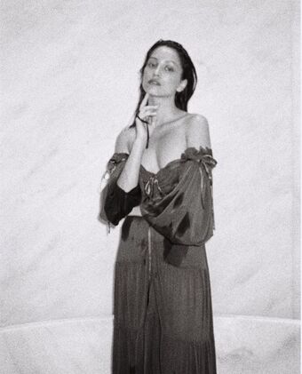 Melanie Jarnson Голі Зливи OnlyFans Фото 1