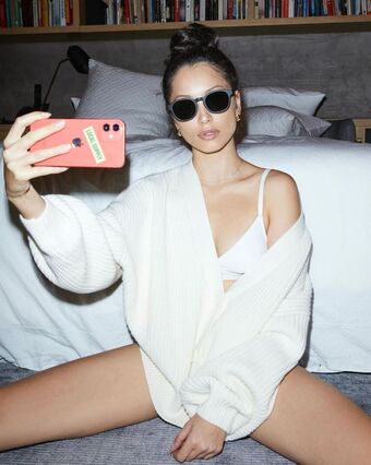 Melanie Jarnson Голі Зливи OnlyFans Фото 2