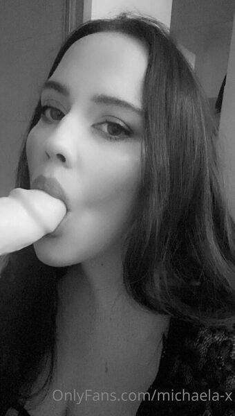 michaela-x Голі Зливи OnlyFans Фото 20