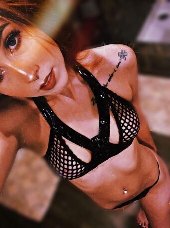 Michellared Голі Зливи OnlyFans Фото 2