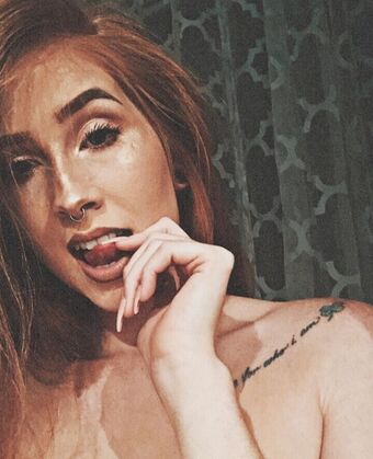 Michellared Голі Зливи OnlyFans Фото 4