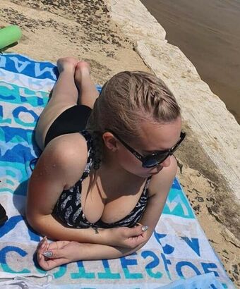 Mini Babe Голі Зливи OnlyFans Фото 1
