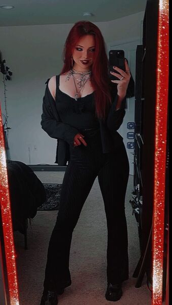 Miserrablee Голі Зливи OnlyFans Фото 5