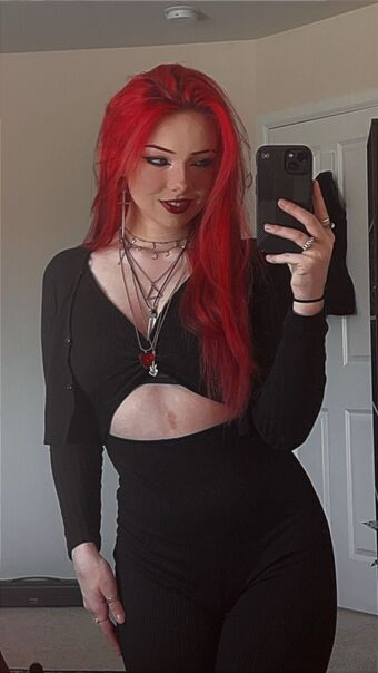 Miserrablee Голі Зливи OnlyFans Фото 7