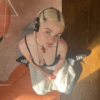 Morgan Lily Голі Зливи OnlyFans Фото 25