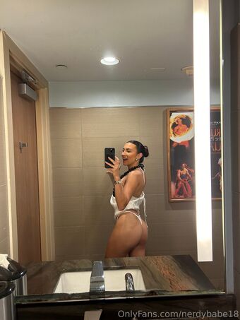 nerdybabe18 Голі Зливи OnlyFans Фото 3