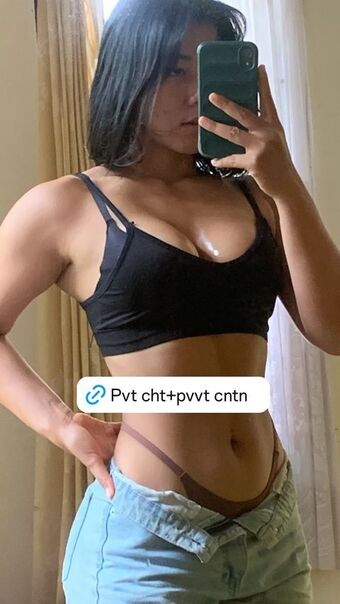 Ni Made Rusmi Голі Зливи OnlyFans Фото 1