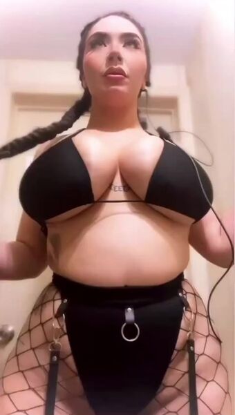 Nicky Nicole Голі Зливи OnlyFans Фото 10