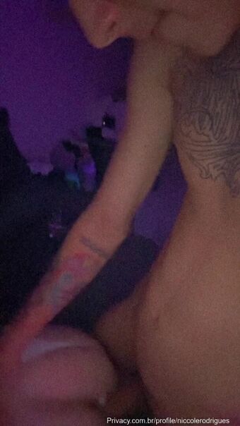 Nicole Rodrigues Голі Зливи OnlyFans Фото 2