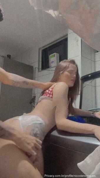 Nicole Rodrigues Голі Зливи OnlyFans Фото 4