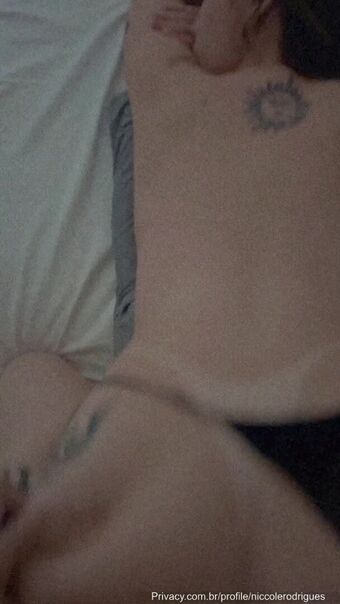 Nicole Rodrigues Голі Зливи OnlyFans Фото 5