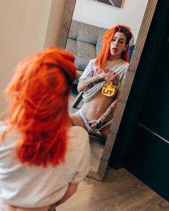 Nikki Olin Голі Зливи OnlyFans Фото 5