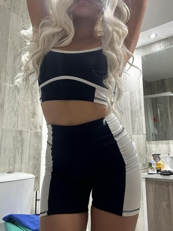 NxtDoorMuse Голі Зливи OnlyFans Фото 30