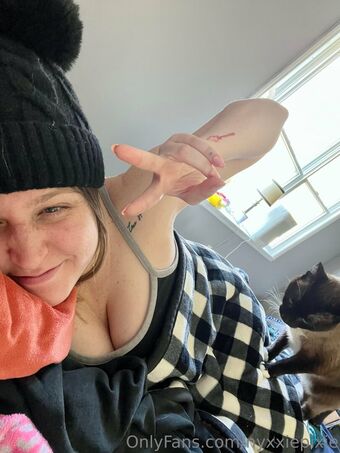 nyxxiepixie Голі Зливи OnlyFans Фото 2