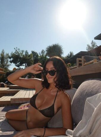 Pelin Akil Голі Зливи OnlyFans Фото 68