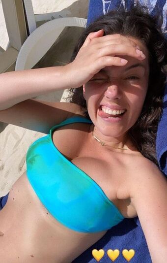 Pelin Akil Голі Зливи OnlyFans Фото 69