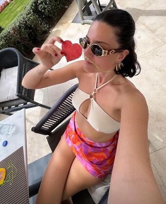 Pelin Akil Голі Зливи OnlyFans Фото 72