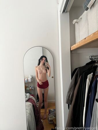 prettyyangell Голі Зливи OnlyFans Фото 32