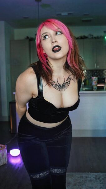 Queenmanda Голі Зливи OnlyFans Фото 3