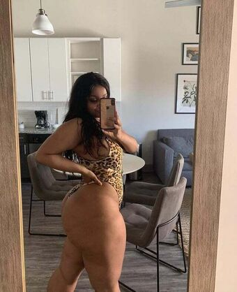 queenreda Голі Зливи OnlyFans Фото 2