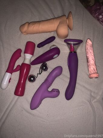 queenv1997 Голі Зливи OnlyFans Фото 6