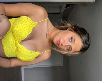 Raphaella Deuringer Голі Зливи OnlyFans Фото 31