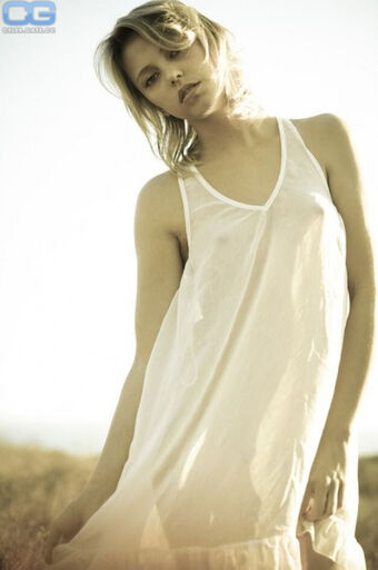 Riley Voelkel Голі Зливи OnlyFans Фото 7