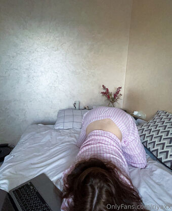 riyaxx Голі Зливи OnlyFans Фото 6