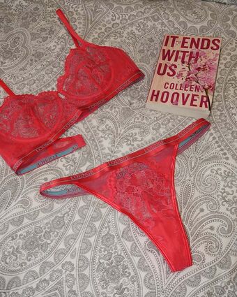 Robyn Emily Голі Зливи OnlyFans Фото 30