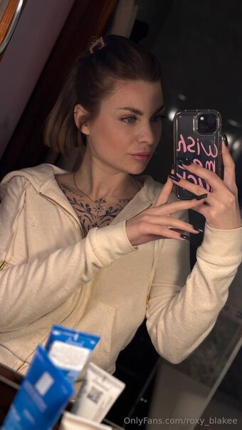 roxy_blakee Голі Зливи OnlyFans Фото 6