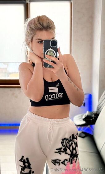 roxy_blakee Голі Зливи OnlyFans Фото 9