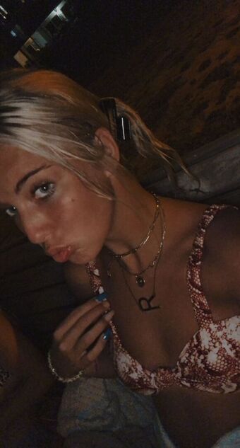 Ruby Arnold Голі Зливи OnlyFans Фото 18