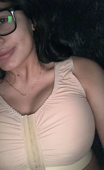 Ruby Avila Голі Зливи OnlyFans Фото 2