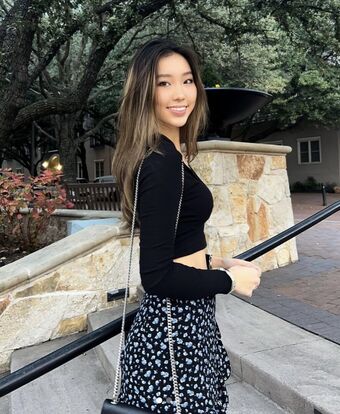 Ruby Eum Голі Зливи OnlyFans Фото 3