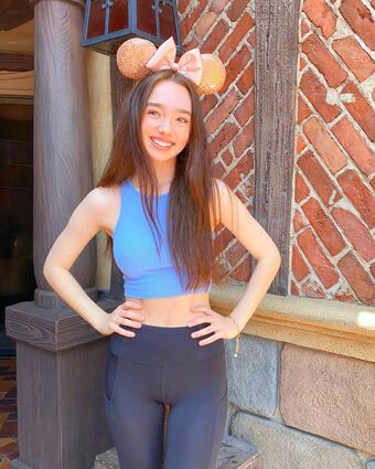 Ruby Jay Голі Зливи OnlyFans Фото 1