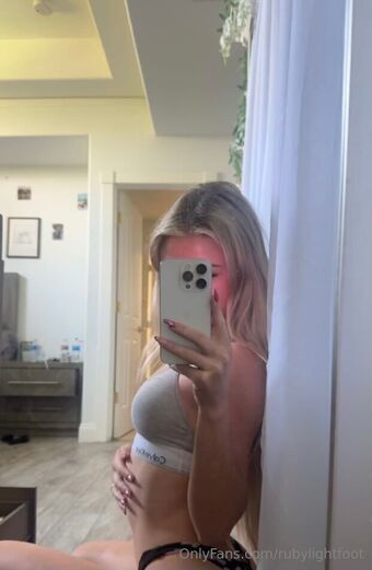 Ruby Lightfoot Голі Зливи OnlyFans Фото 2