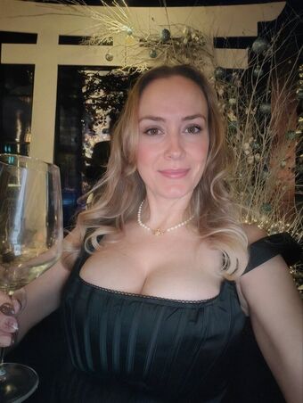Ruby Quinn Голі Зливи OnlyFans Фото 37