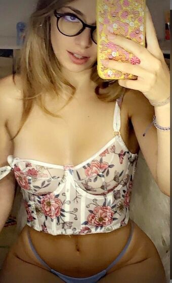 Ruby Salvo Голі Зливи OnlyFans Фото 26