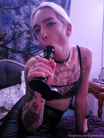 Ryleerunk Голі Зливи OnlyFans Фото 24