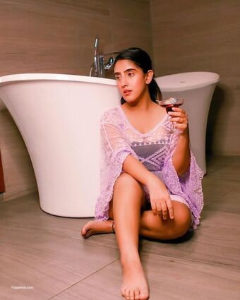 Sameeksha Sud Голі Зливи OnlyFans Фото 4