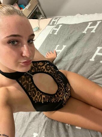 samierose Голі Зливи OnlyFans Фото 16
