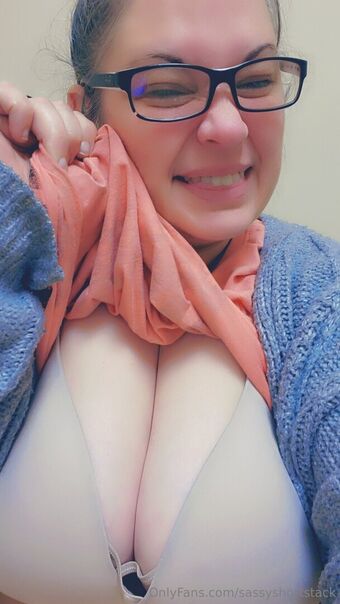 sassyshortstack Голі Зливи OnlyFans Фото 2