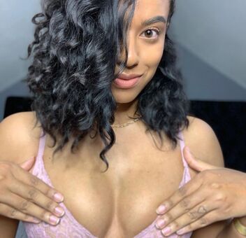 Sharese Голі Зливи OnlyFans Фото 3
