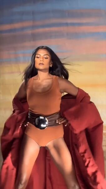 Simone Ashley Голі Зливи OnlyFans Фото 127