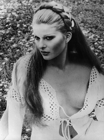 Simonetta Голі Зливи OnlyFans Фото 11