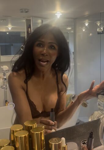 Sinitta Голі Зливи OnlyFans Фото 1