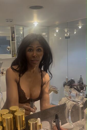 Sinitta Голі Зливи OnlyFans Фото 2