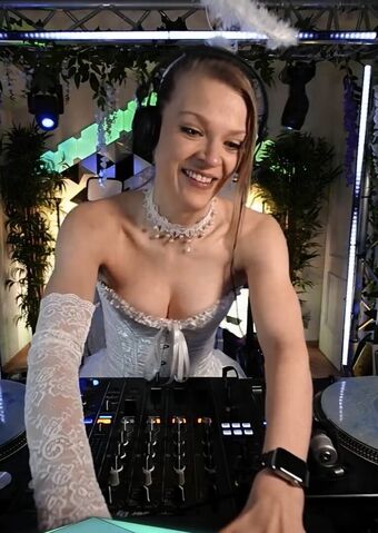 Sintica Голі Зливи OnlyFans Фото 69