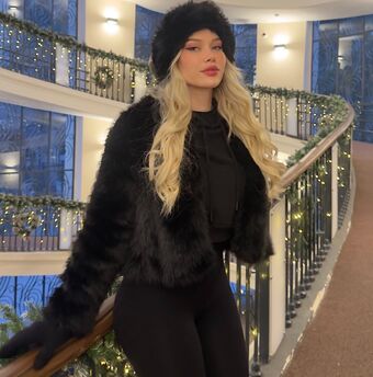 Sofia Arıcan Голі Зливи OnlyFans Фото 6